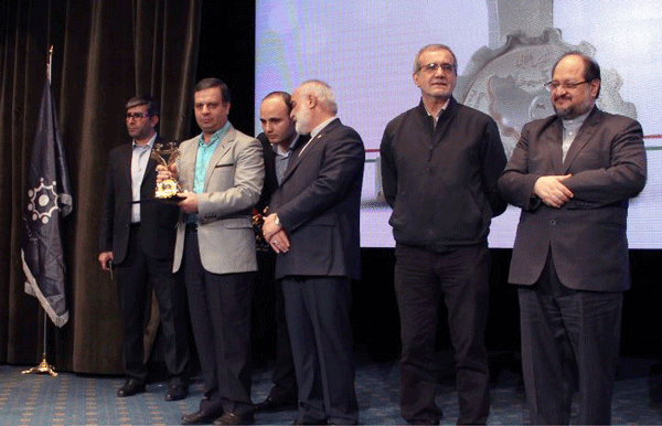 اعطای تندیس طلایی جایزه ملی رعایت حقوق مصرف کننده به بیمه نوین