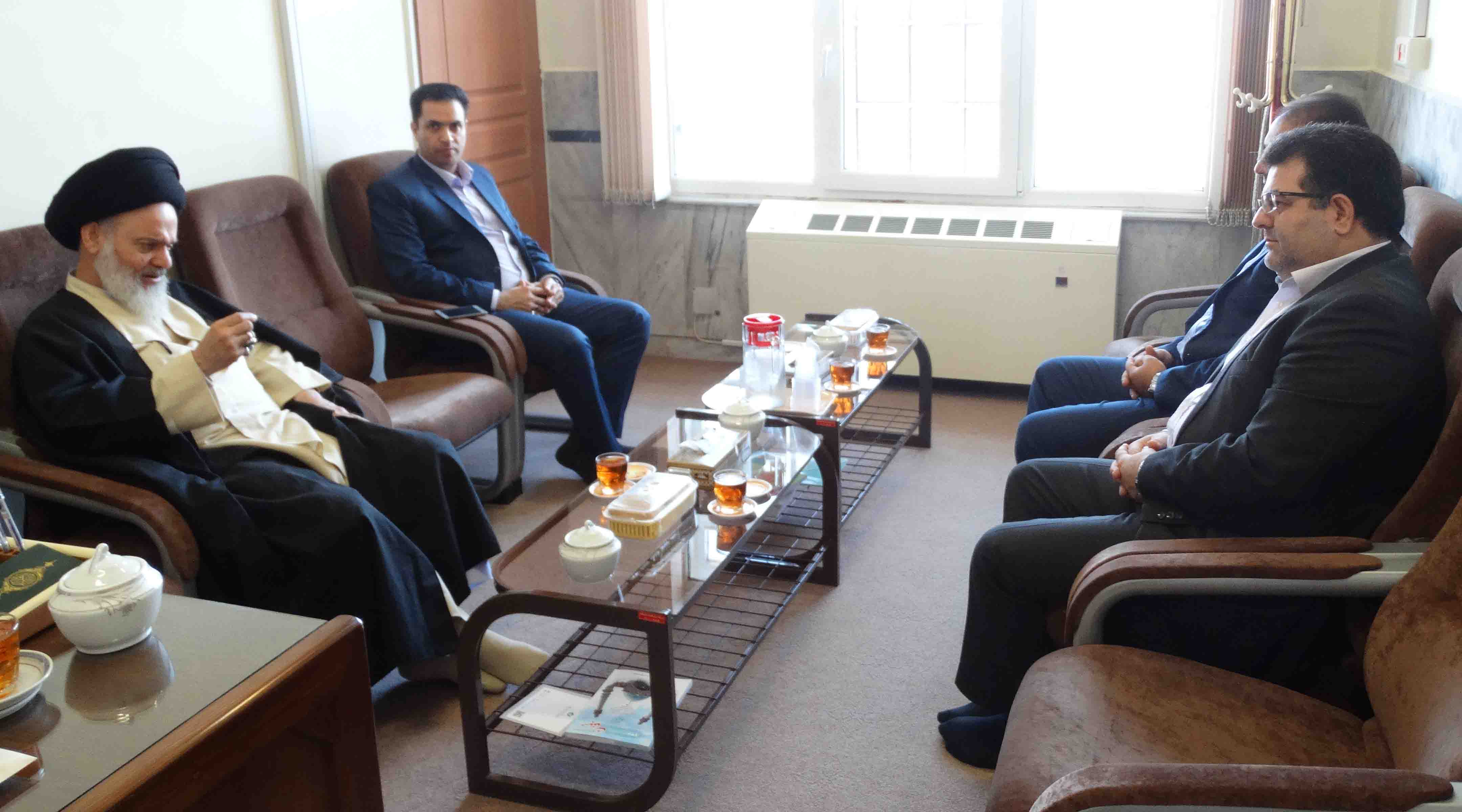 دیدار مدیر کل بانک قوامین استان قم با دبیر شورای عالی حوزه های علمیه قم