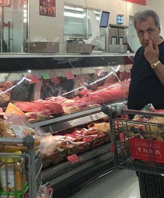 خاوری در حال خرید گوشت در کانادا + عکس