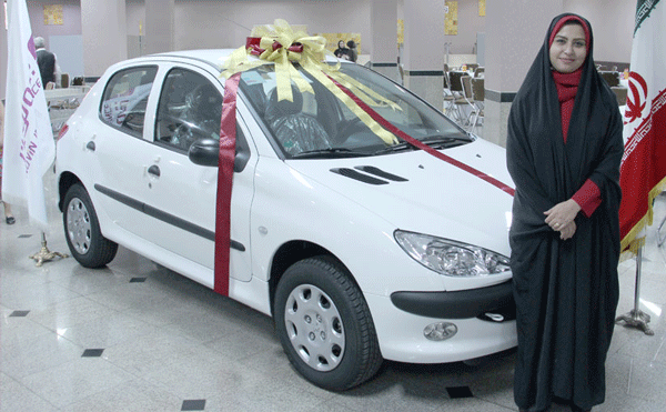 خودروی پژو ۲۰۶ به نماینده منتخب بخش جشنواره یلدای نوین تحویل شد