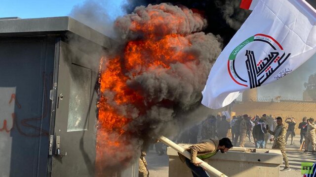 عراقی ها سفارت آمریکا در بغداد را به آتش کشیدند