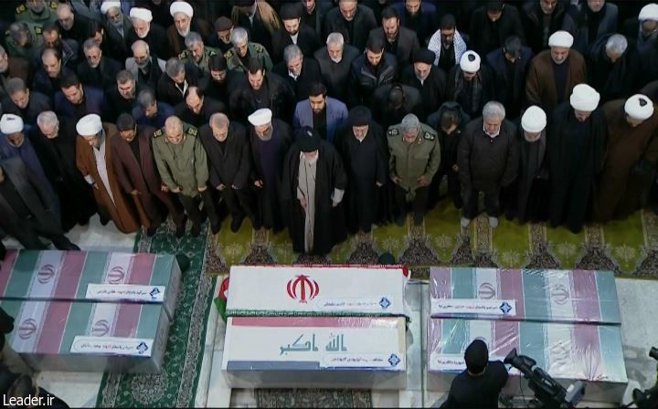 رهبر انقلاب بر پیکر شهیدسلیمانی و یاران مجاهد او اقامه نماز کردند + عکس