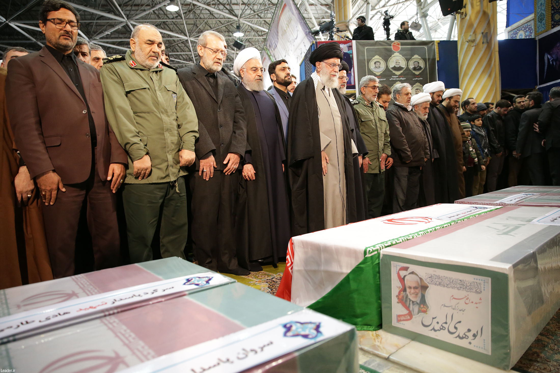 رهبر انقلاب بر پیکر شهیدسلیمانی و یاران مجاهد او اقامه نماز کردند + عکس