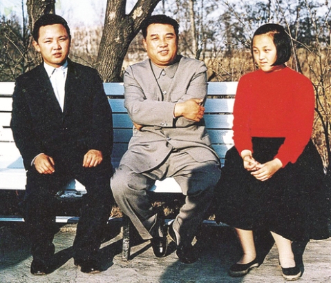 کیم ایل سونگ در کنار پسرش کیم جونگ ایل و دخترش کیم کیونگ هو