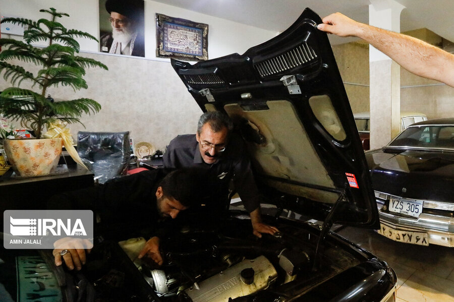 بهلول حسینی به خودروهای کلاسیک علاقه وافری دارد و علاقه‌مندان به خودروهای کلاسیک از شهرهای گوناگون کشور برای امر خرید و فروش به وی مراجعه می‌کنند.