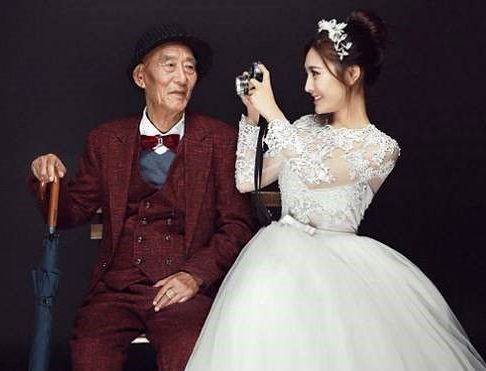 دختر 25 ساله در کنار پدربزرگش