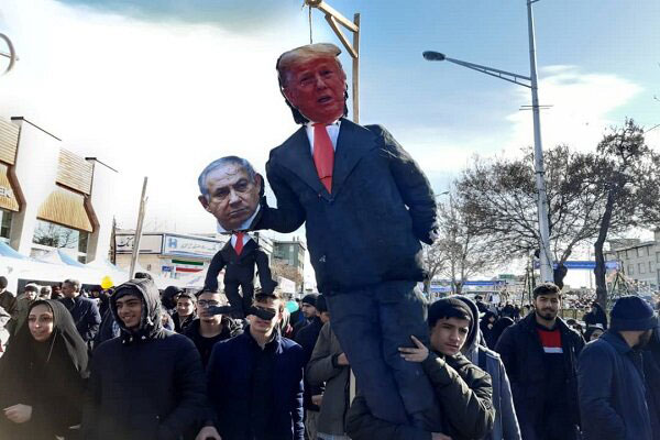 راهپیمایان تهرانی، ترامپ را به دار آویختند