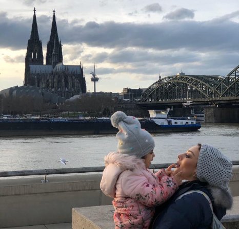 یکتا ناصر و دخترش سوفیا در کنار رود راین در آلمان