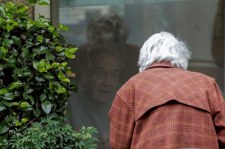 کرکلند/ ایالات متحده
گفتگوی زن و شوهر سالخورده از پشت شیشه.  این زوج، شصت سال است که ازدواج کرده‌اند و اکنون مرد به دلیل ابتلا به کرونا قرنطینه شده است
