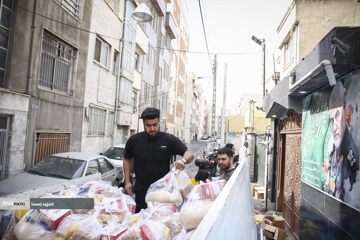 تصاویر: توزیع مردمی سبد مواد غذایی در مناطق محروم تهران