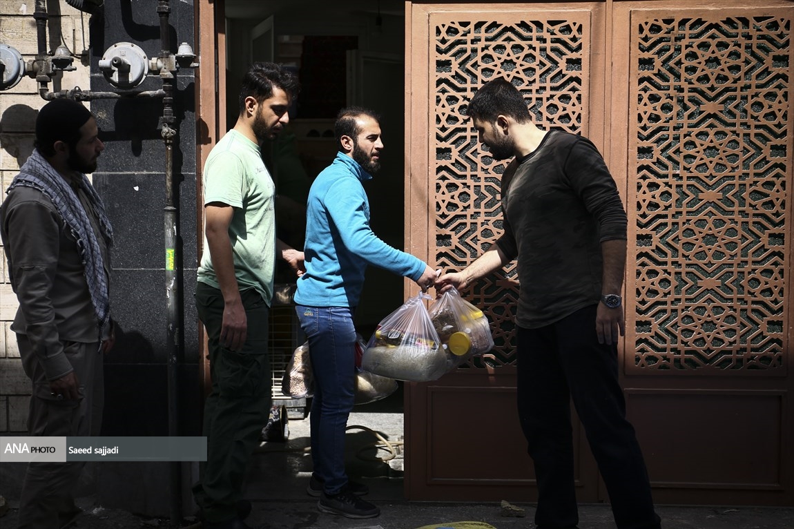 تصاویر: توزیع مردمی سبد مواد غذایی در مناطق محروم تهران