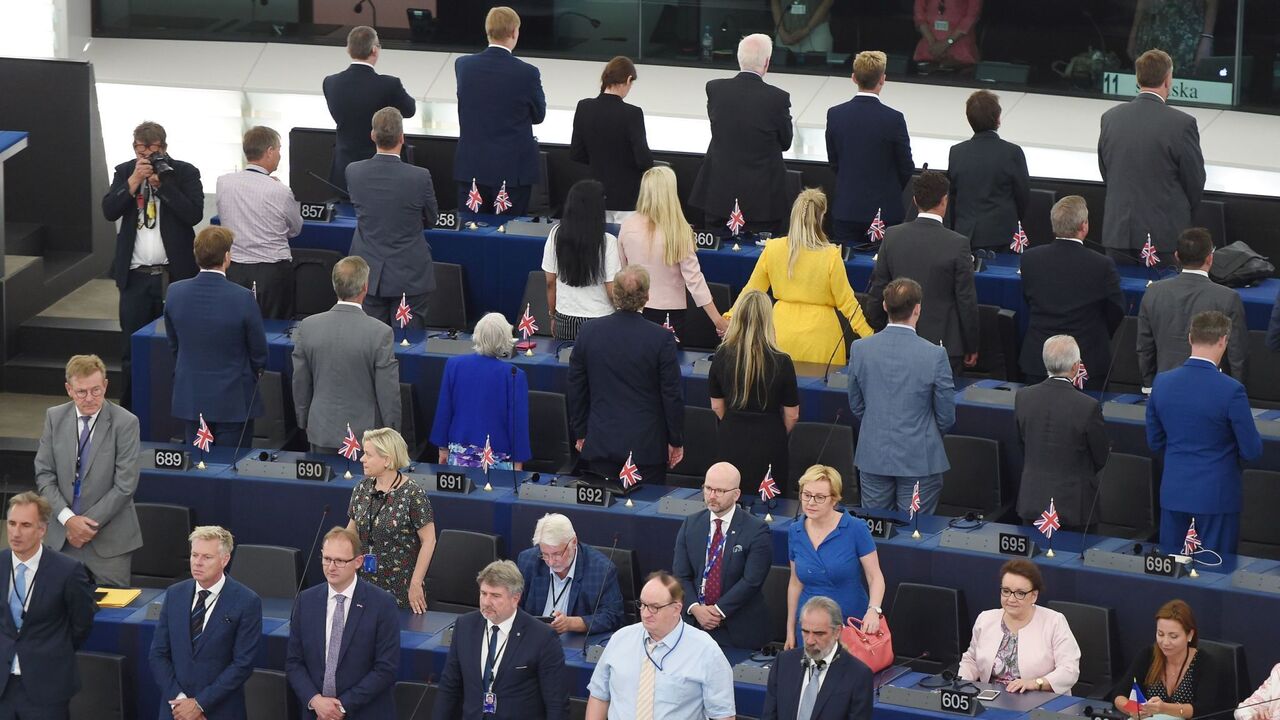 حرکت جنجالی نمایندگان حزب برگزیت انگلیس در پارلمان اروپا