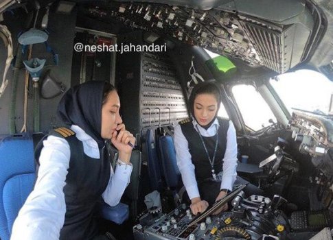 2 خلبان زن درحال چک کردن مسیر پروازی