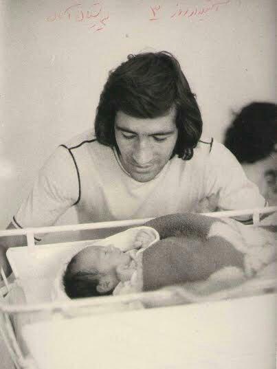 ناصر حجازی در کنار پسرش در دوران نوزادی آتیلا حجازی