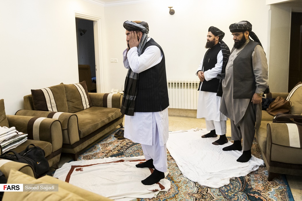 اقامه نماز عصر هیئت سیاسی طالبان پیش از آغاز نشست خبری