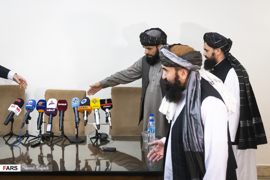 ورود هیئت سیاسی طالبان به محل نشست خبری