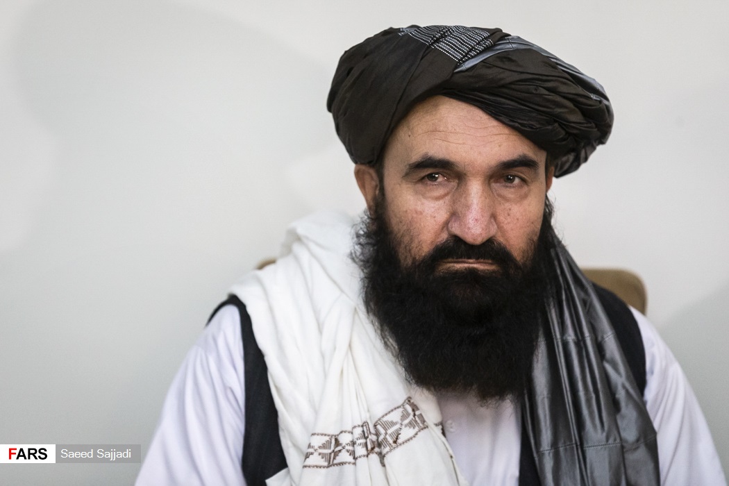 ملا خیرالله خیرخواه عضو تیم مذاکره‌کننده طالبان در نشست خبری هیئت سیاسی طالبان در تهران 
