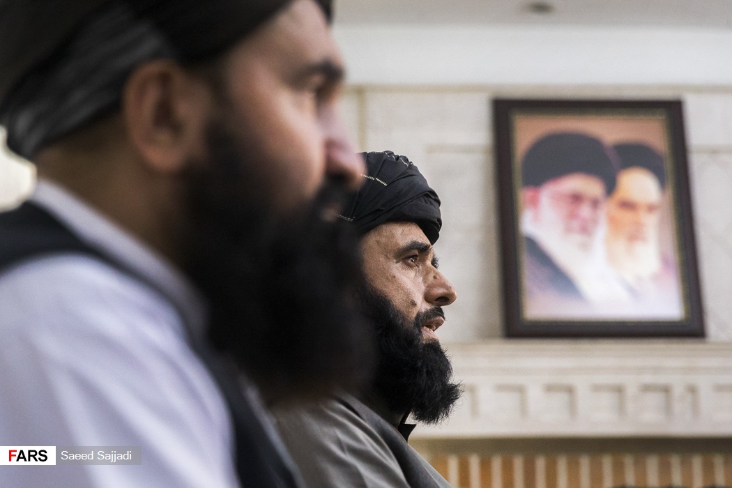 سهیل شاهین سخنگوی دفتر سیاسی طالبان در قطر در نشست خبری هیئت سیاسی طالبان در تهران 