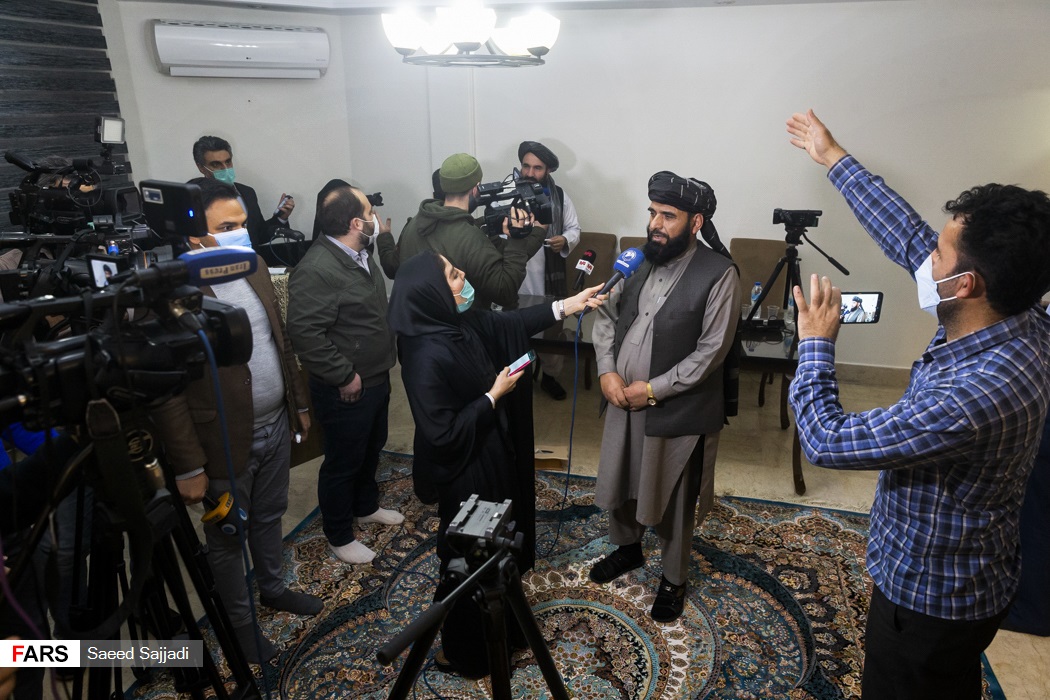 حضور هیئت سیاسی طالبان در جمع خبرنگاران پس از اتمام نشست خبری