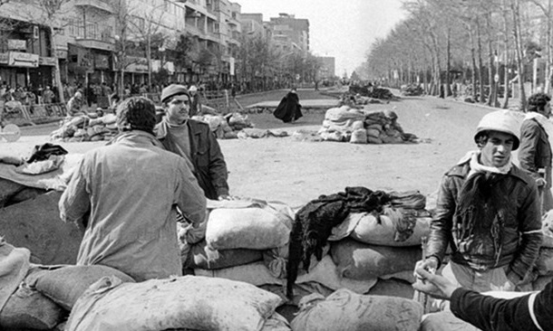 جنگ شهری در خیابان پیروزی تهران/ بختیار: عکس دیدار همافران با امام فتوشاپ است!