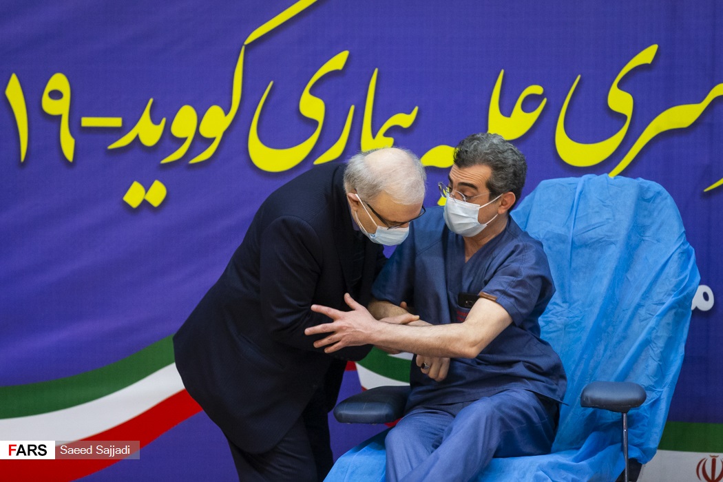 تجلیل وزیر بهداشت از فتاح قاضی رییس بخش ICU اورژانس بیمارستان امام خمینی، پس از دریافت واکسن کرونا اسپوتنیک-5