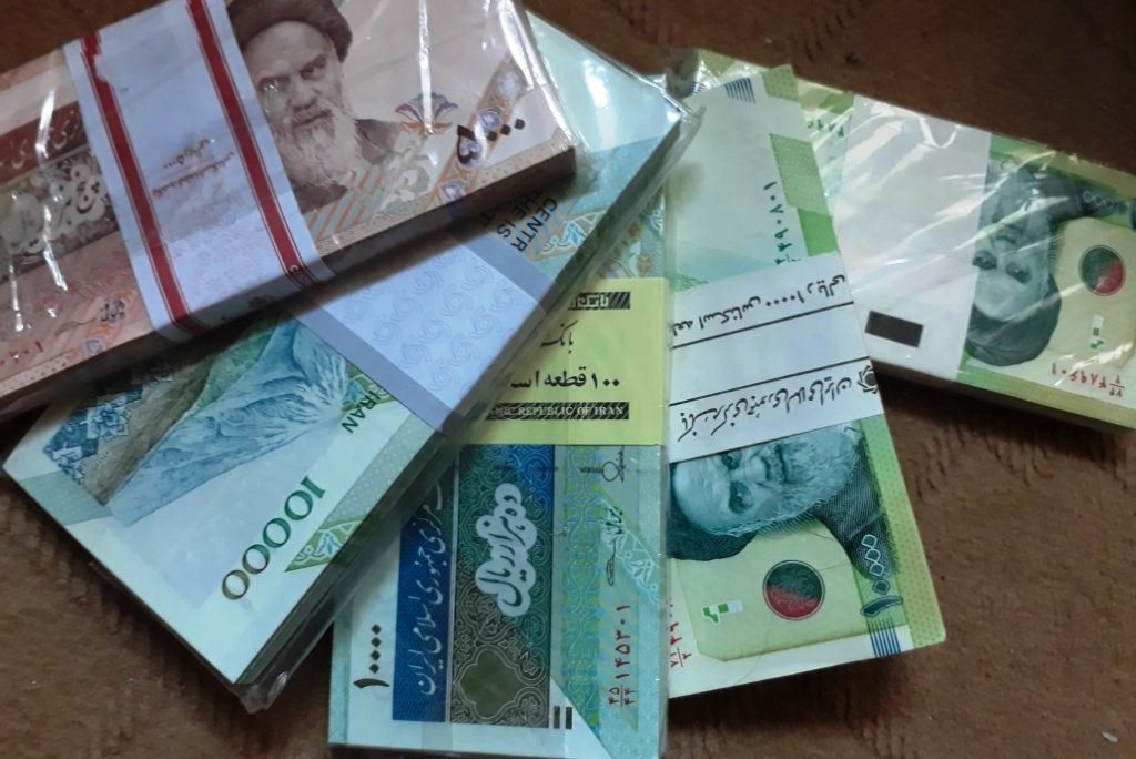 واحد پول ایران تومان می‌شود