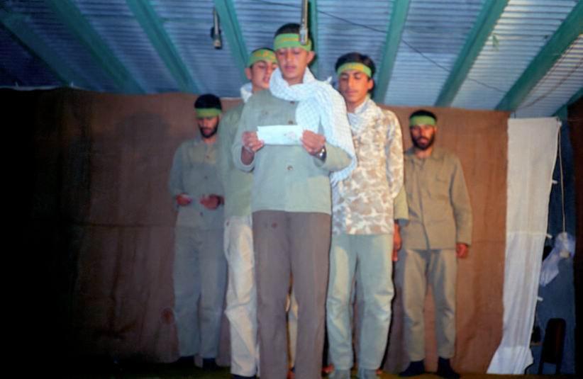 دست زدن ۲ انگشتی رزمنده‌ها در تولد امام حسن (ع) / بهم خوردن تئاتر با یک شاخه سبزی+ عکس