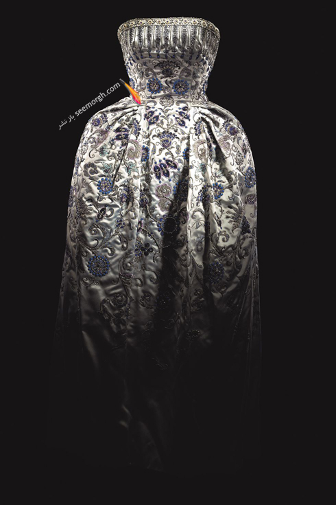 دیور,کریستین دیور,پیراهن طراحی شده دیور,عکس های قدیمی برند دیور,یک لباس شب دوخته شده توسط برند دیور در سال 1952. از ویژگی های مهم این لباس بدون درز بودنش است.