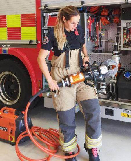 دختر 30 ساله یک آتش نشان حرفه ای