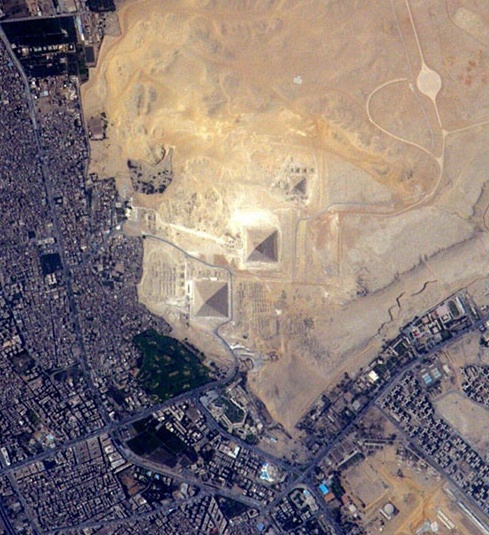 عکس اهرام ثلاثه از فضا