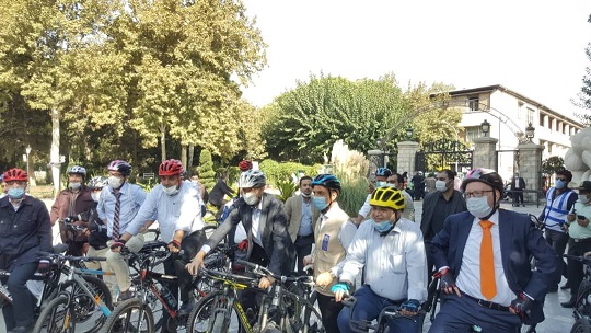 دوچرخه سواری سفرای مقیم تهران به همراه حناچی در خیابان