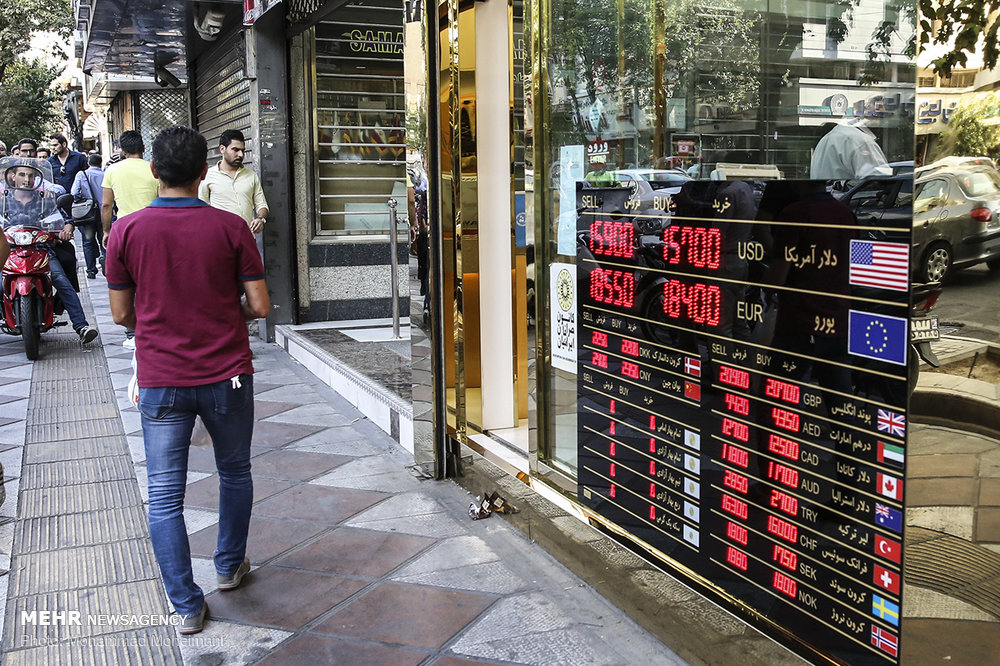 سیگنال برجام در بازار ارز تهران؛ دلار عقب نشست