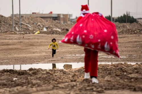 شادی کودک عراقی از هدیه های بابانوئل