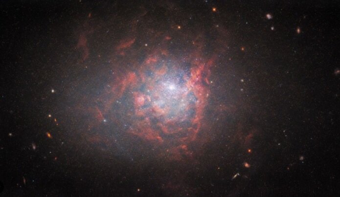 عکس خارق‌العاده‌ای که هابل از یک کهکشان کوتوله نامنظم گرفته است