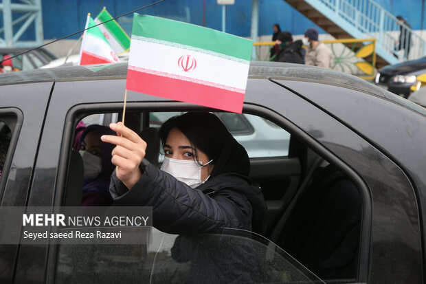 راهپیمایی یوم الله ۲۲ بهمن در تهران صبح امروز از میدان صادقیه تا میدان آزادی بصورت خودرویی برگزار شد