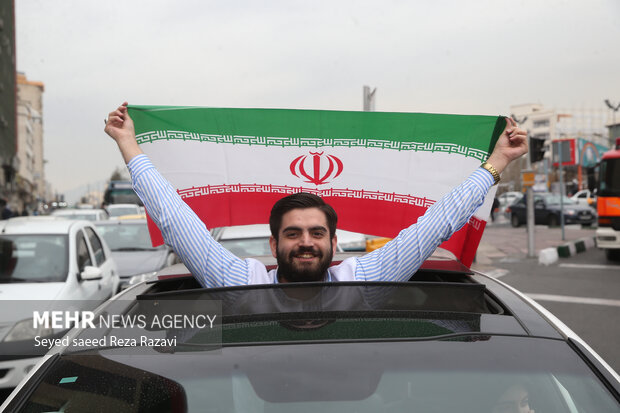 راهپیمایی یوم الله ۲۲ بهمن در تهران صبح امروز از میدان صادقیه تا میدان آزادی بصورت خودرویی برگزار شد