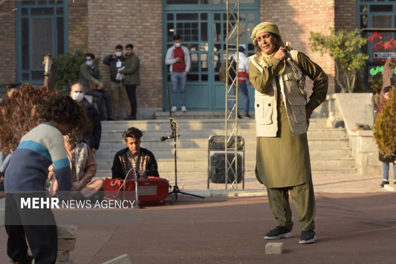 اجرای نمایش خیابانی اولین زن کارگردان یزدی در تئاتر شهر