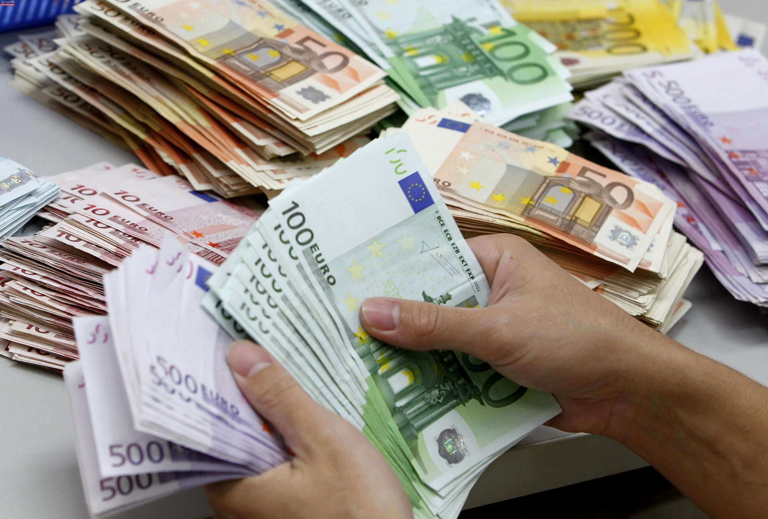 کاهش نرخ رسمی ۱۵ ارز در ۷ بهمن ۱۴۰۰