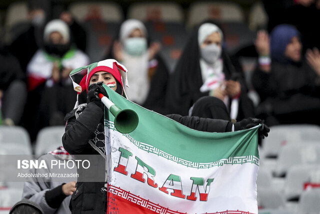 حاشیه داغ بازی ایران و عراق؛ زنان دوباره به آزادی بازگشتند + عکس