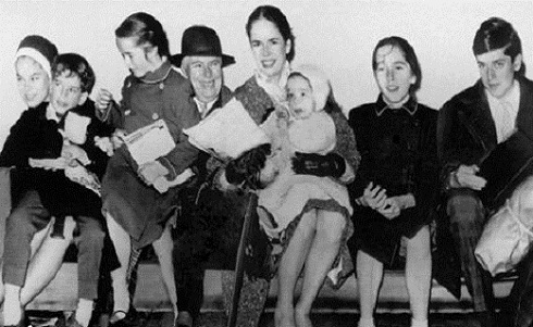 چارلی چاپلین در کنار آخرین همسرش و فرزندانش