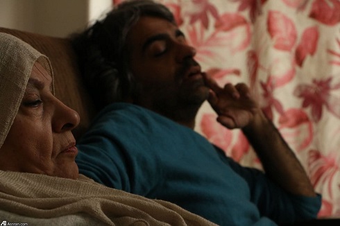 "بابک خرمدین" در کنار مادرش در پشت صحنه فیلم کوتاه "بودن" 