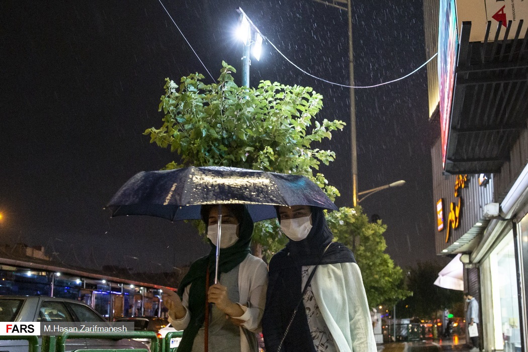 باد و باران شدید در پایتخت - میدان  انقلاب