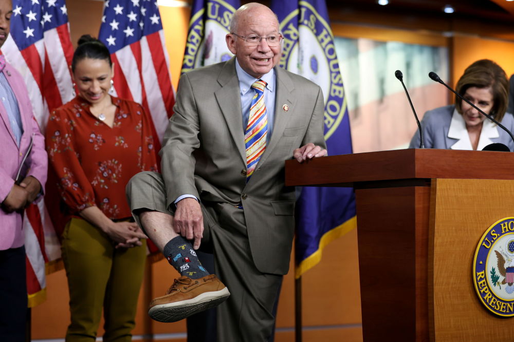 سیاستمدار آمریکایی در حال نشان دادن جورابش در کنفرانس خبری+ عکس