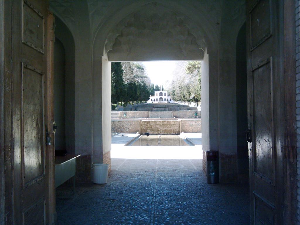 نمای باغ شاهزاده از در ورودی