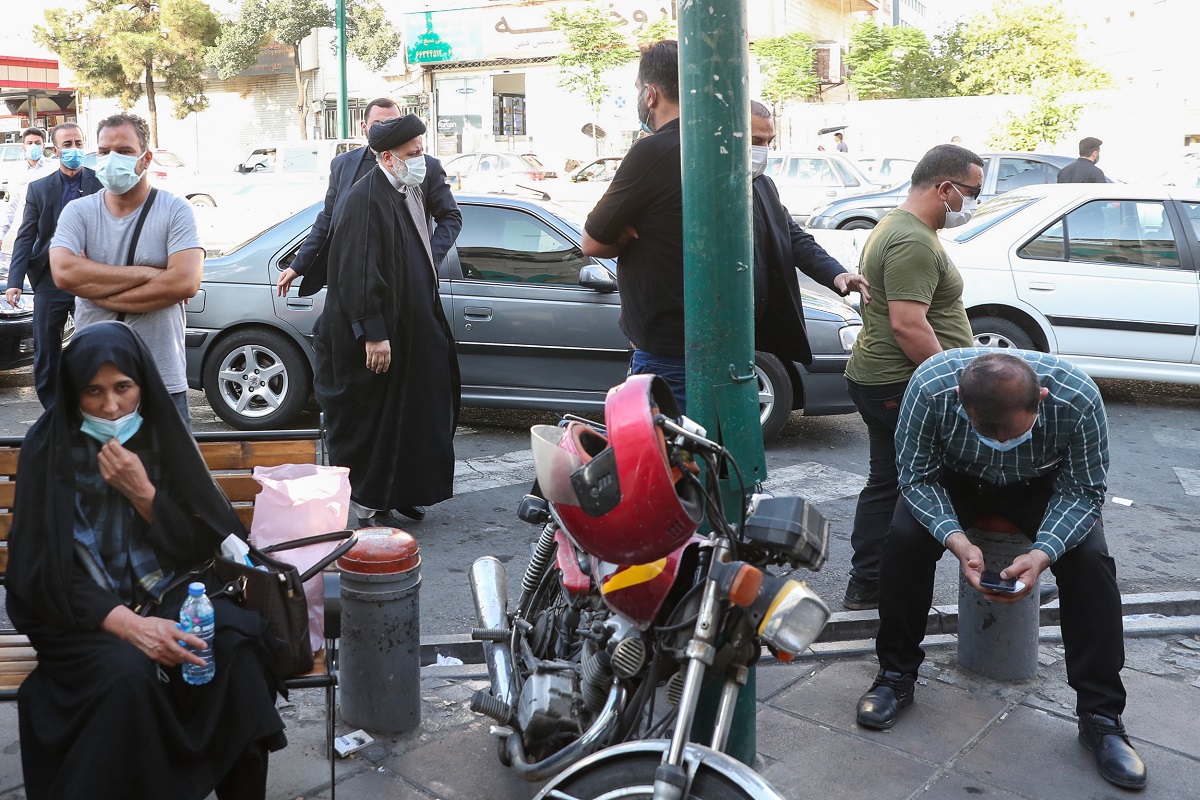 بازدید رئیسی از داروخانه ۲۹ فروردین تهران + عکس