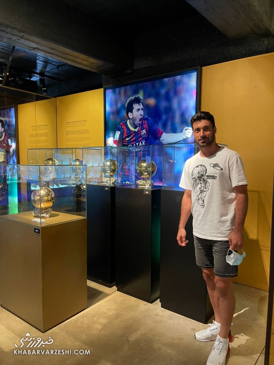 تصویر لژیونر پرسپولیسی با لیونل مسی و جام‌های بارسلونا!