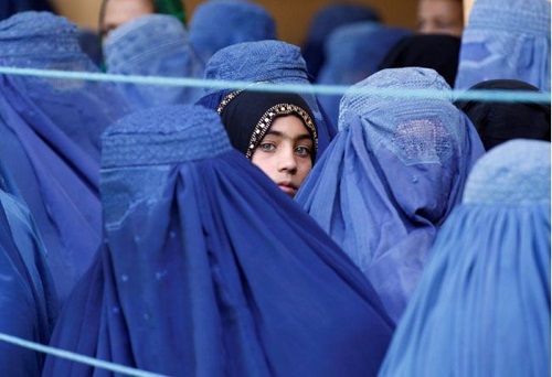 طالبان: پوشیدن چادری برای زنان الزامی نیست