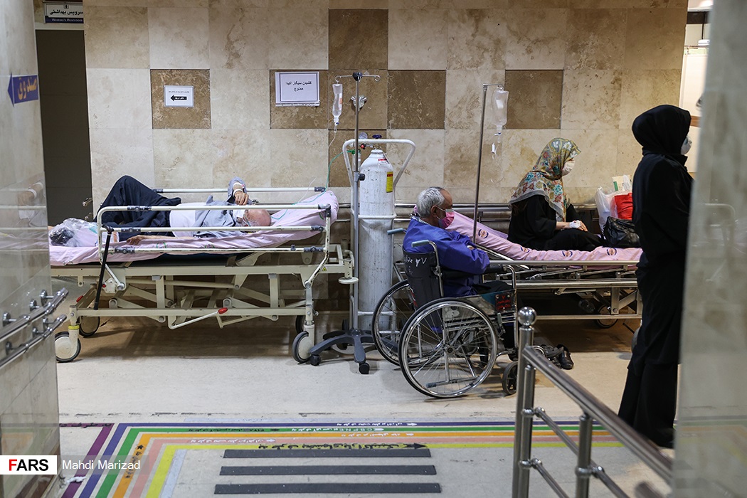 بیمارستان بقیه الله(عج) جهت رفاه حال بیماران بدحال از تخت به صورت موقت در راه‌روی درمانگاه بخش خاکستری استفاده نموده است