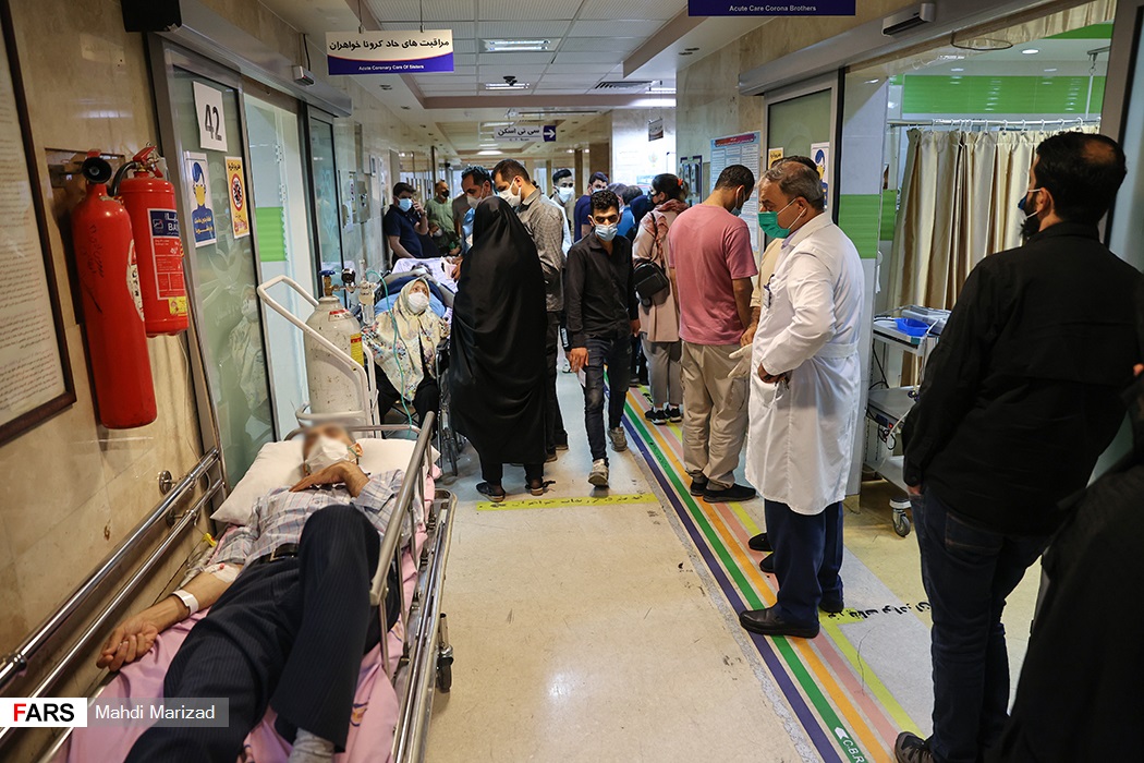بیمارستان بقیه الله(عج) جهت رفاه حال بیماران بدحال از تخت به صورت موقت در راه‌روی درمانگاه بخش خاکستری استفاده نموده است. همچنین بیماران مشکوک به کرونا در صف سی تی اسکن ریه ایستاده اند