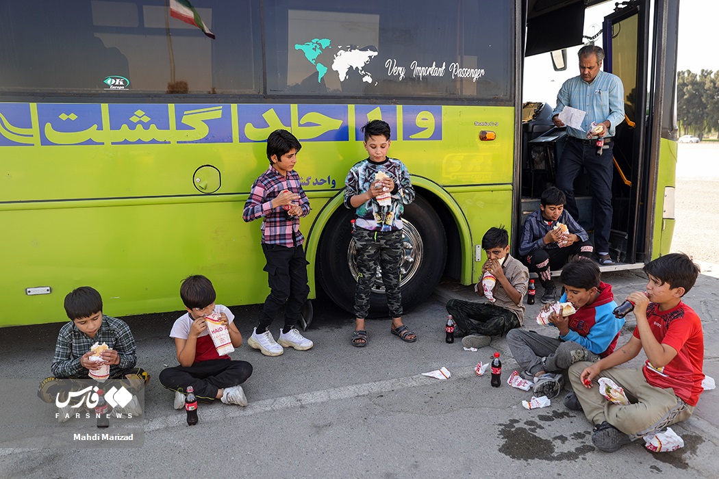 صرف نهار کودکان کار و کم برخوردار پایتخت در پایان جشنواره بادبادک‌ها به مناسبت روز ملی کودک  
